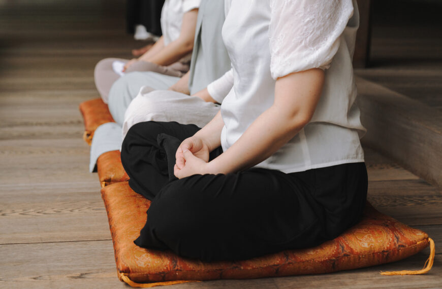 La importancia del silencio y la respiración en la meditación Zazen